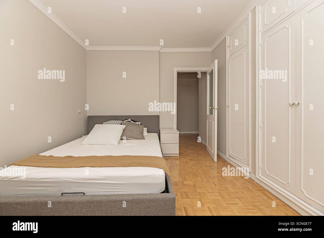 Teenagerzimmer mit Plattformbett, Arbeitstisch mit Laptop-Ablage und ergonomischem Stuhl Stockfoto