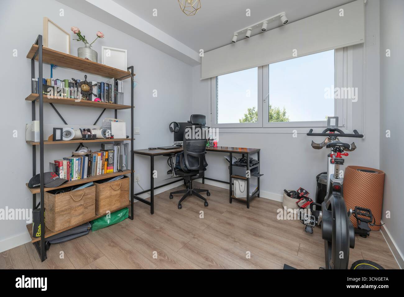 Teenagerzimmer mit Naturholzbett, Arbeitstisch mit Rädern und offenen Regalen Stockfoto