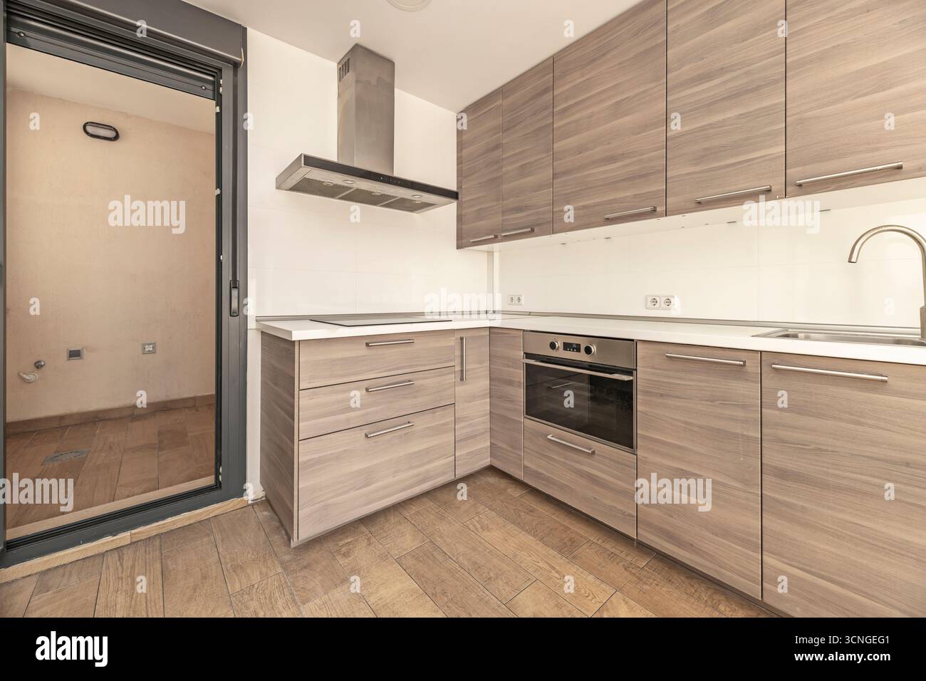 Moderne Küche mit natürlicher Granitinsel, Barbereich und offenen Regalen für Kochbücher Stockfoto