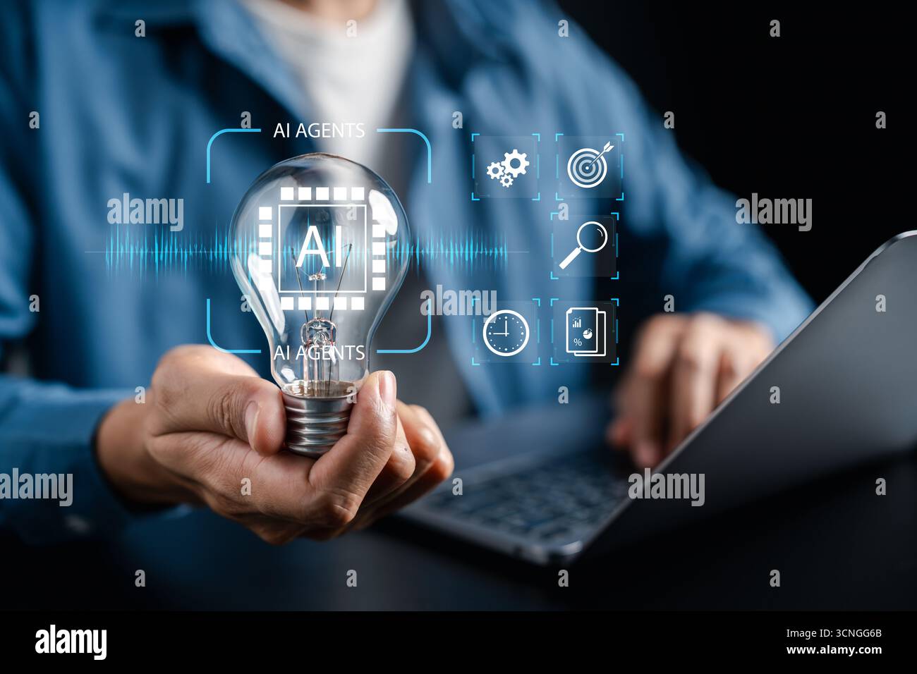 KI-Agenten und digitale Innovation mit Glühbirne. Künstliche Intelligenz, intelligente Ideen, Daten Stockfoto