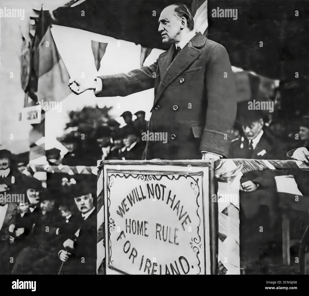 Ein Foto von Edward Carson aus dem frühen 20. Jahrhundert (1854–1935) auf dem Feldzug. Ein irischer unionistischer Politiker, Barrister und Richter, der als Generalstaatsanwalt und Generalstaatsanwalt für England, Wales und Irland diente. Ab 1905 war Carson Abgeordneter der Irish Unionist Alliance für den Wahlkreis der Dublin University und Vorsitzender des Ulster Unionist Council in Belfast. Trotz seines Engagements wurde Carson in seinem Bestreben besiegt, Irland als Ganzes in der union mit Großbritannien zu erhalten. Stockfoto Ein Foto von Edward Carson aus dem frühen 20. Jahrhundert (1854–1935) auf dem Feldzug. Ein irischer unionistischer Politiker, Barrister und Richter, der als Generalstaatsanwalt und Generalstaatsanwalt für England, Wales und Irland diente. Ab 1905 war Carson Abgeordneter der Irish Unionist Alliance für den Wahlkreis der Dublin University und Vorsitzender des Ulster Unionist Council in Belfast. Trotz seines Engagements wurde Carson in seinem Bestreben besiegt, Irland als Ganzes in der union mit Großbritannien zu erhalten. Stockfoto
