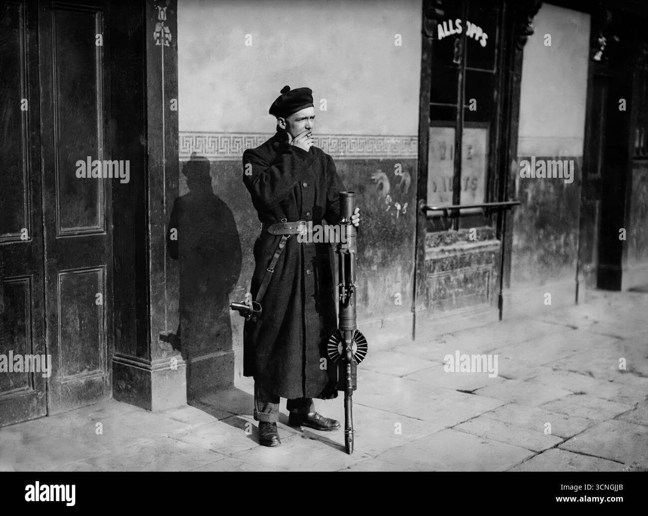 Black and Tan mit einer Lewis-Kanone auf der Nordmauer Dublin, Irland. Die Black and Tans wurden während des irischen Unabhängigkeitskrieges als Verstärkung in die Royal Irish Constabulary (RIC) rekrutiert, wobei die meisten arbeitslose ehemalige britische Soldaten waren. Sie hatten einen Ruf für Brutalität; sie begingen Mord, Brandstiftung und Plünderung und wurden berüchtigt für Vergeltungsangriffe auf Zivilisten und ziviles Eigentum. Ihre Aktionen bewegten die irische Öffentlichkeit weiter gegen die britische Herrschaft und zogen in Großbritannien Verurteilung nach sich Stockfoto Black and Tan mit einer Lewis-Kanone auf der Nordmauer Dublin, Irland. Die Black and Tans wurden während des irischen Unabhängigkeitskrieges als Verstärkung in die Royal Irish Constabulary (RIC) rekrutiert, wobei die meisten arbeitslose ehemalige britische Soldaten waren. Sie hatten einen Ruf für Brutalität; sie begingen Mord, Brandstiftung und Plünderung und wurden berüchtigt für Vergeltungsangriffe auf Zivilisten und ziviles Eigentum. Ihre Aktionen bewegten die irische Öffentlichkeit weiter gegen die britische Herrschaft und zogen in Großbritannien Verurteilung nach sich Stockfoto