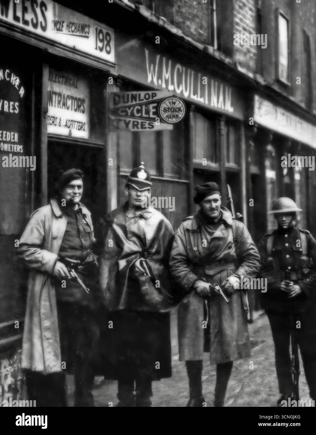 Ein Polizist der Royal Irish Constabulary (RIC) mit einem britischen Soldaten und zwei Hilfskräften. Die Auxiliary Division der Royal Irish Constabulary war eine paramilitärische Einheit der Royal Irish Constabulary (RIC) während des irischen Unabhängigkeitskrieges. Sie wurde im Juli 1920 eingerichtet und bestand aus ehemaligen Offizieren der British Army, um Aufstandsbekämpfung gegen die IRA (Irish Republican Army) durchzuführen. Die Hilfskräfte wurden für ihre Repressalien gegenüber Zivilisten und zivilem Eigentum aus Rache für IRA-Aktionen unberühmt. Stockfoto Ein Polizist der Royal Irish Constabulary (RIC) mit einem britischen Soldaten und zwei Hilfskräften. Die Auxiliary Division der Royal Irish Constabulary war eine paramilitärische Einheit der Royal Irish Constabulary (RIC) während des irischen Unabhängigkeitskrieges. Sie wurde im Juli 1920 eingerichtet und bestand aus ehemaligen Offizieren der British Army, um Aufstandsbekämpfung gegen die IRA (Irish Republican Army) durchzuführen. Die Hilfskräfte wurden für ihre Repressalien gegenüber Zivilisten und zivilem Eigentum aus Rache für IRA-Aktionen unberühmt. Stockfoto