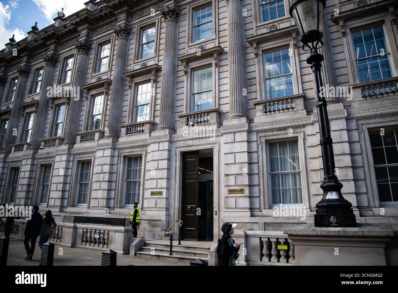 Außenansicht des historischen Kabinettsbüros Regierungsgebäudes in 70 Whitehall, London, Großbritannien. Stockfoto