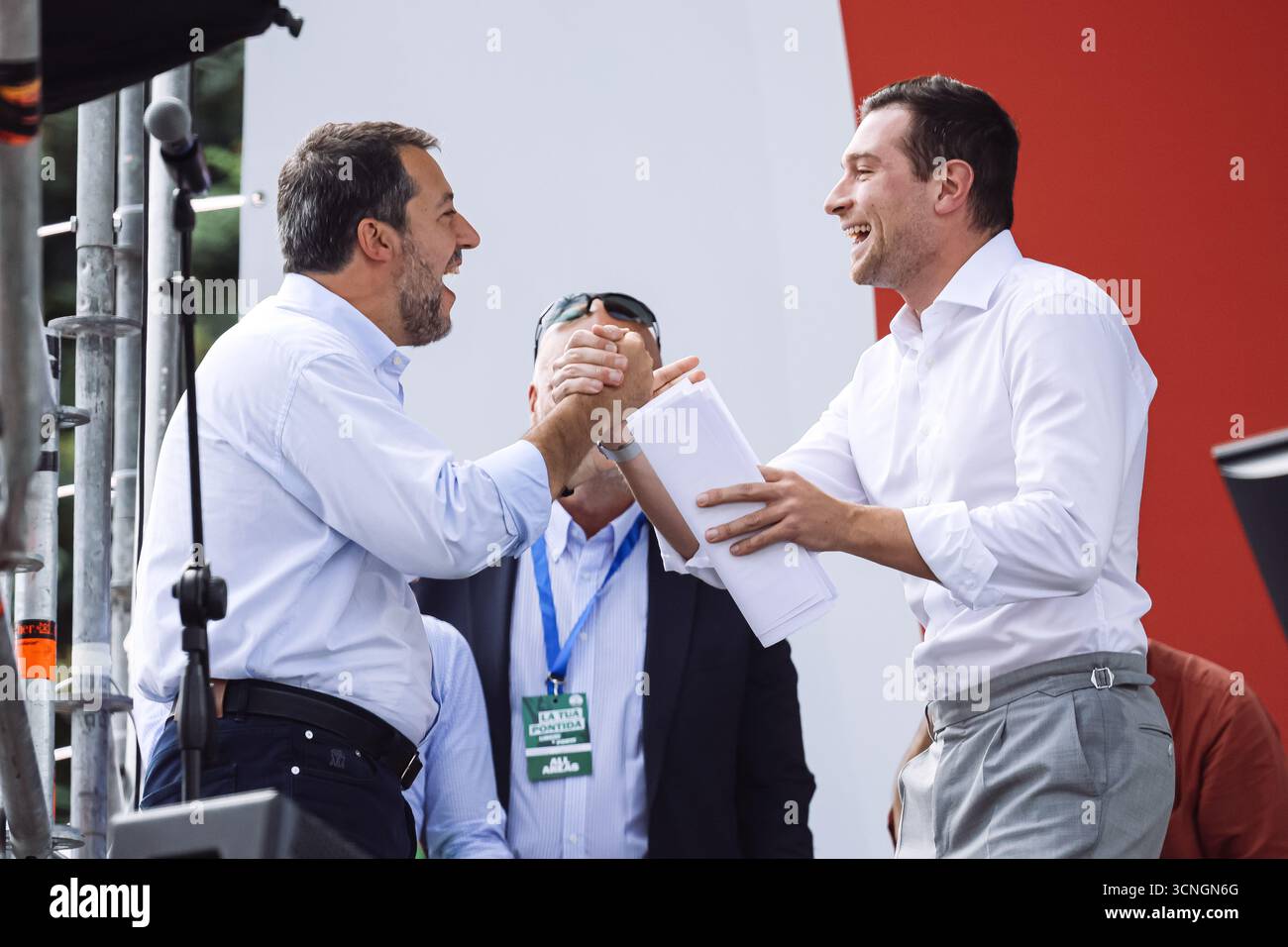 Mailand, Italien. September 2025. Pontida, die politische Kundgebung der Liga-Aktivisten auf der Pontida-Wiese. Im Bild: Jordan Bardella (Vorsitzender der Fraktion Patriots for Europe im Europäischen Parlament und Präsident der nationalen Rallye), Matteo Salvini (Liga-Sekretär und Minister für Infrastruktur und Verkehr) Credit: Unabhängige Fotoagentur/Alamy Live News Stockfoto