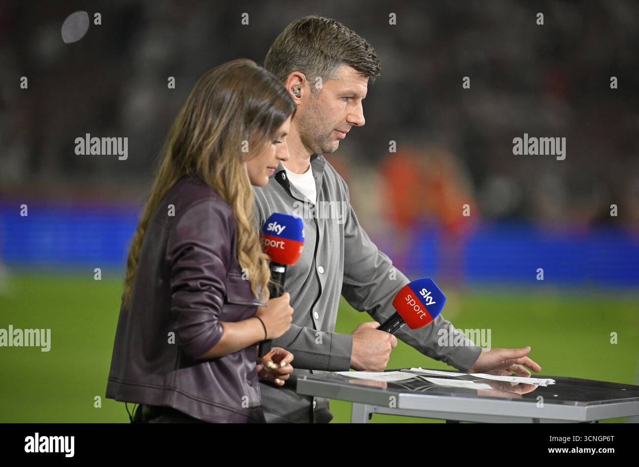SKY Moderatorin Mara Mones im Interview Mikrofon Logo mit TV-Experte Thomas Hitzlsperger Deutsche Fußball Liga, MHPArena, MHP Arena Stuttgart, Bad Stockfoto