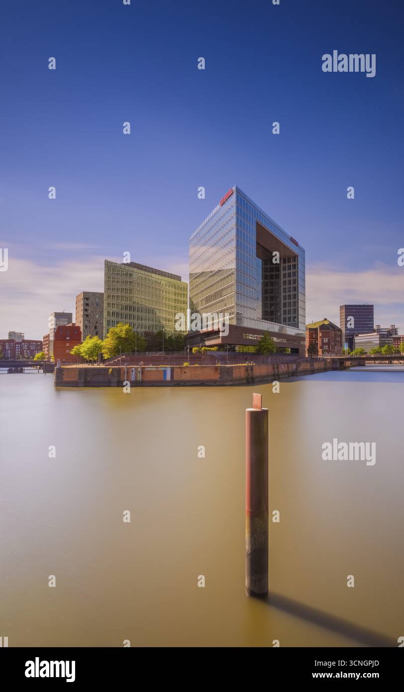 Langzeitansicht des Spiegelgebäudes am Oberehafen und Ericusgraben von der Oberhafenbrücke mit einem Stahldelfin im Vordergrund, Hamburg, Germa Stockfoto