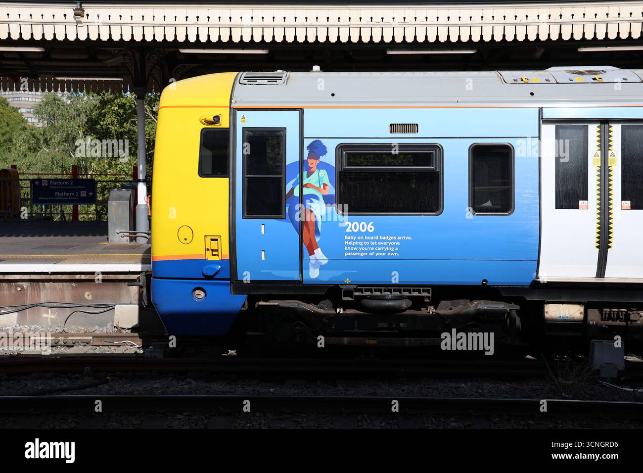 London Overground Zug mit TFL 25 Lackierung am Bahnhof Clapham Junction Stockfoto