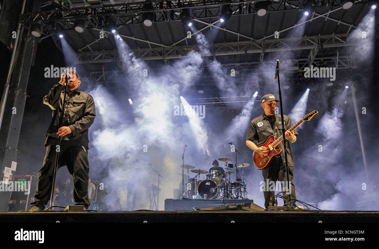 Summerland, USA. September 2025. CA: Benji Madden und Good Charlotte treten bei One805Live auf! Am 20. September 2025 fand in Summerland, CA. Das jährliche Benefizkonzert auf Kevin Costners „Field of Dreams“-Anwesen statt, an dem legendäre Künstler und leidenschaftliche Unterstützer teilnahmen, um Spenden für grundlegende Ausrüstung und psychische Wellness-Programme für die Ersthelfer von Santa Barbara County zu sammeln. (Foto: Rod Rolle/SIPA USA) Credit: SIPA USA/Alamy Live News Stockfoto