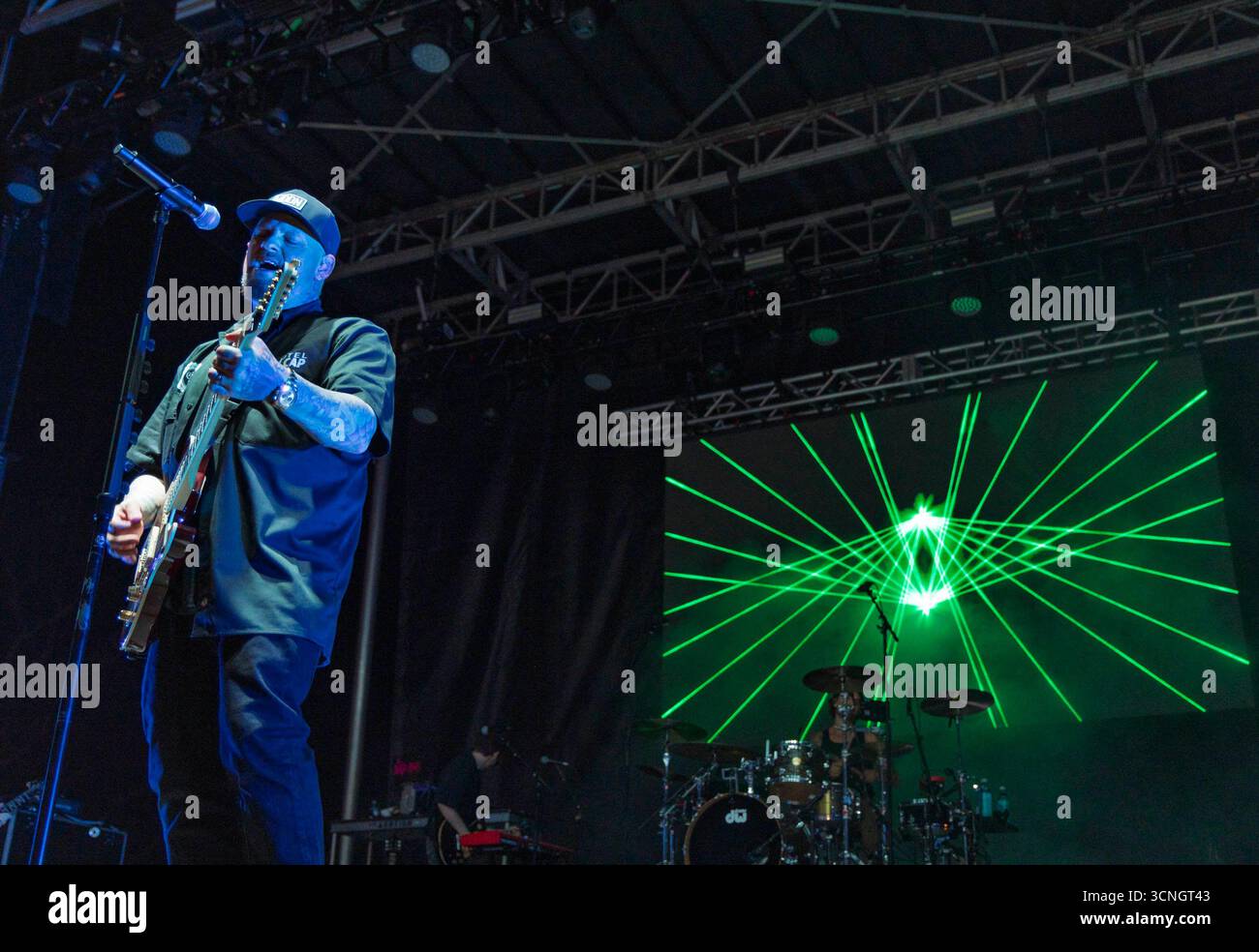 Summerland, USA. September 2025. CA: Benji Madden und Good Charlotte treten bei One805Live auf! Am 20. September 2025 fand in Summerland, CA. Das jährliche Benefizkonzert auf Kevin Costners „Field of Dreams“-Anwesen statt, an dem legendäre Künstler und leidenschaftliche Unterstützer teilnahmen, um Spenden für grundlegende Ausrüstung und psychische Wellness-Programme für die Ersthelfer von Santa Barbara County zu sammeln. (Foto: Rod Rolle/SIPA USA) Credit: SIPA USA/Alamy Live News Stockfoto