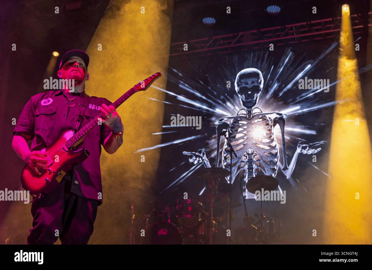 Summerland, USA. September 2025. CA: Benji Madden und Good Charlotte treten bei One805Live auf! Am 20. September 2025 fand in Summerland, CA. Das jährliche Benefizkonzert auf Kevin Costners „Field of Dreams“-Anwesen statt, an dem legendäre Künstler und leidenschaftliche Unterstützer teilnahmen, um Spenden für grundlegende Ausrüstung und psychische Wellness-Programme für die Ersthelfer von Santa Barbara County zu sammeln. (Foto: Rod Rolle/SIPA USA) Credit: SIPA USA/Alamy Live News Stockfoto