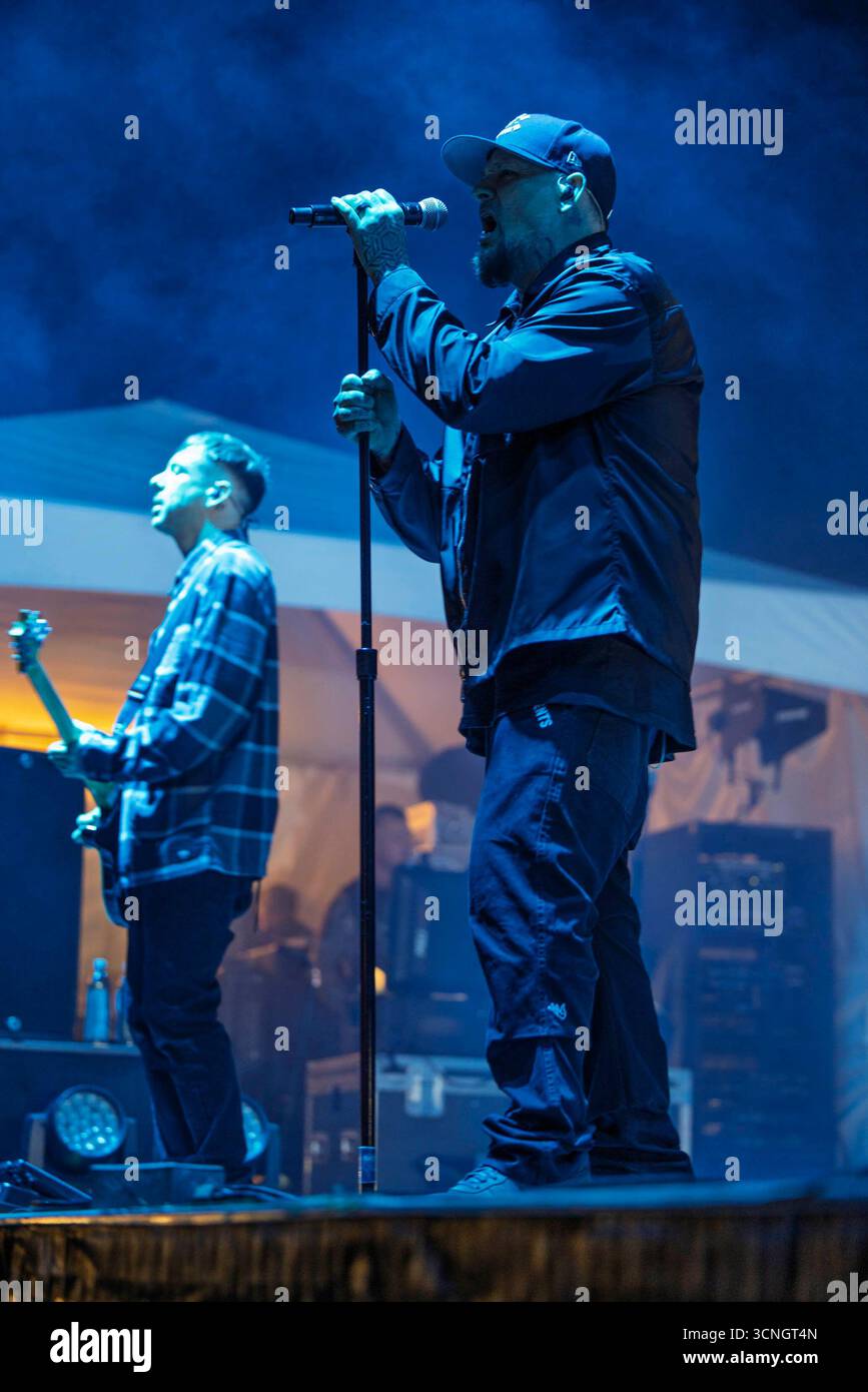 Summerland, USA. September 2025. CA: Benji Madden und Good Charlotte treten bei One805Live auf! Am 20. September 2025 fand in Summerland, CA. Das jährliche Benefizkonzert auf Kevin Costners „Field of Dreams“-Anwesen statt, an dem legendäre Künstler und leidenschaftliche Unterstützer teilnahmen, um Spenden für grundlegende Ausrüstung und psychische Wellness-Programme für die Ersthelfer von Santa Barbara County zu sammeln. (Foto: Rod Rolle/SIPA USA) Credit: SIPA USA/Alamy Live News Stockfoto