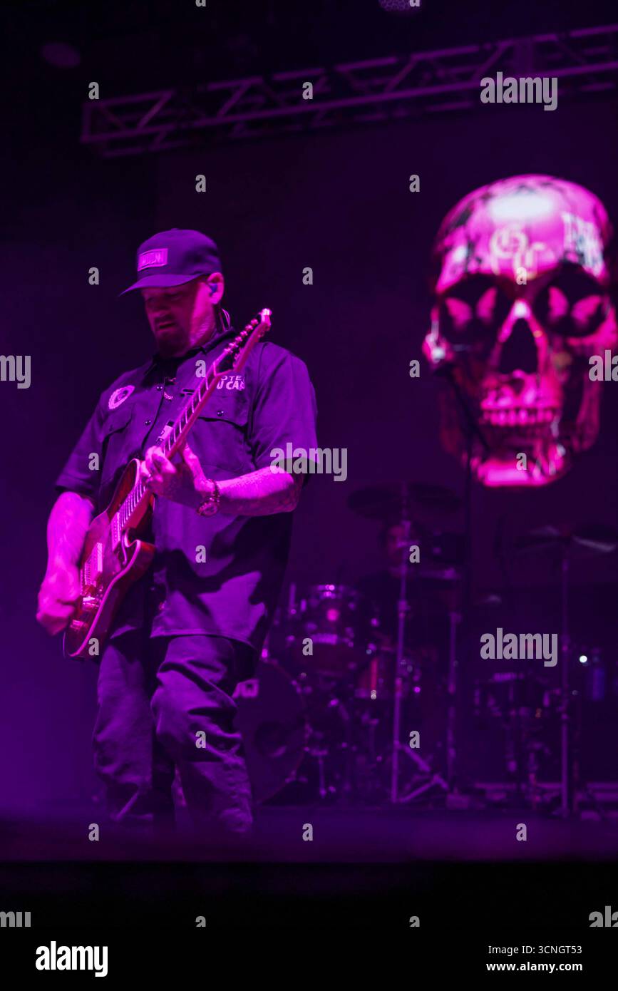 Summerland, USA. September 2025. CA: Benji Madden und Good Charlotte treten bei One805Live auf! Am 20. September 2025 fand in Summerland, CA. Das jährliche Benefizkonzert auf Kevin Costners „Field of Dreams“-Anwesen statt, an dem legendäre Künstler und leidenschaftliche Unterstützer teilnahmen, um Spenden für grundlegende Ausrüstung und psychische Wellness-Programme für die Ersthelfer von Santa Barbara County zu sammeln. (Foto: Rod Rolle/SIPA USA) Credit: SIPA USA/Alamy Live News Stockfoto