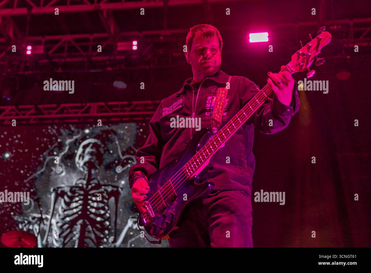 Summerland, USA. September 2025. CA: Benji Madden und Good Charlotte treten bei One805Live auf! Am 20. September 2025 fand in Summerland, CA. Das jährliche Benefizkonzert auf Kevin Costners „Field of Dreams“-Anwesen statt, an dem legendäre Künstler und leidenschaftliche Unterstützer teilnahmen, um Spenden für grundlegende Ausrüstung und psychische Wellness-Programme für die Ersthelfer von Santa Barbara County zu sammeln. (Foto: Rod Rolle/SIPA USA) Credit: SIPA USA/Alamy Live News Stockfoto