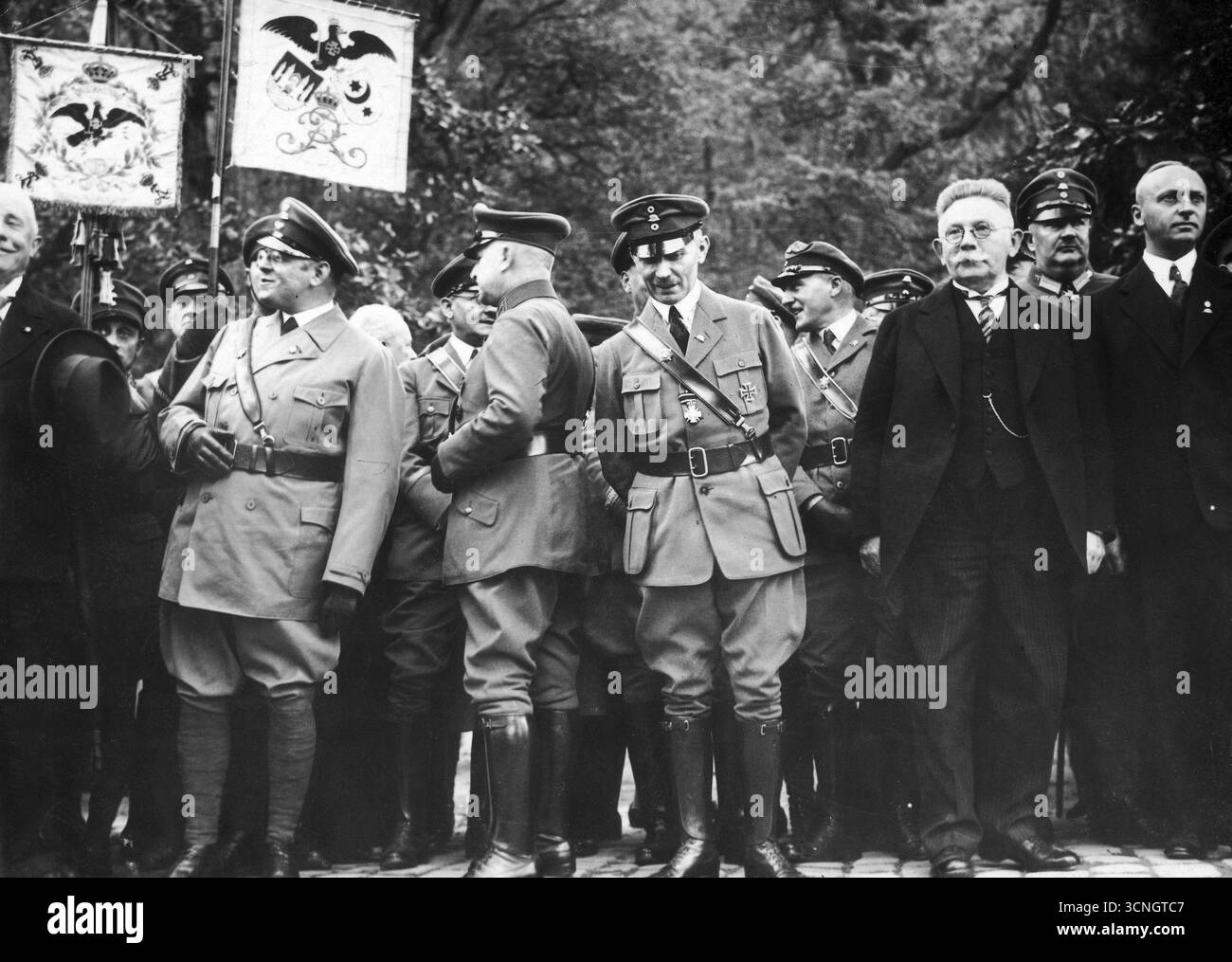 Kongress der deutschen rechten Parteien in Bad Harzburg 1931 – Nazi-Symbole und Banner sichtbar Stockfoto