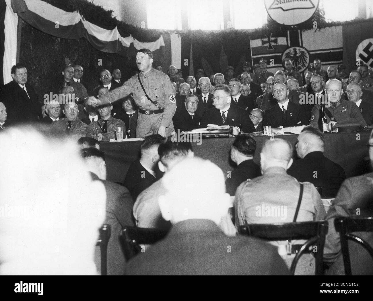 Kongress der rechten deutschen Parteien in Bad Harzburg. Adolf Hitler spricht, 1931 Stockfoto