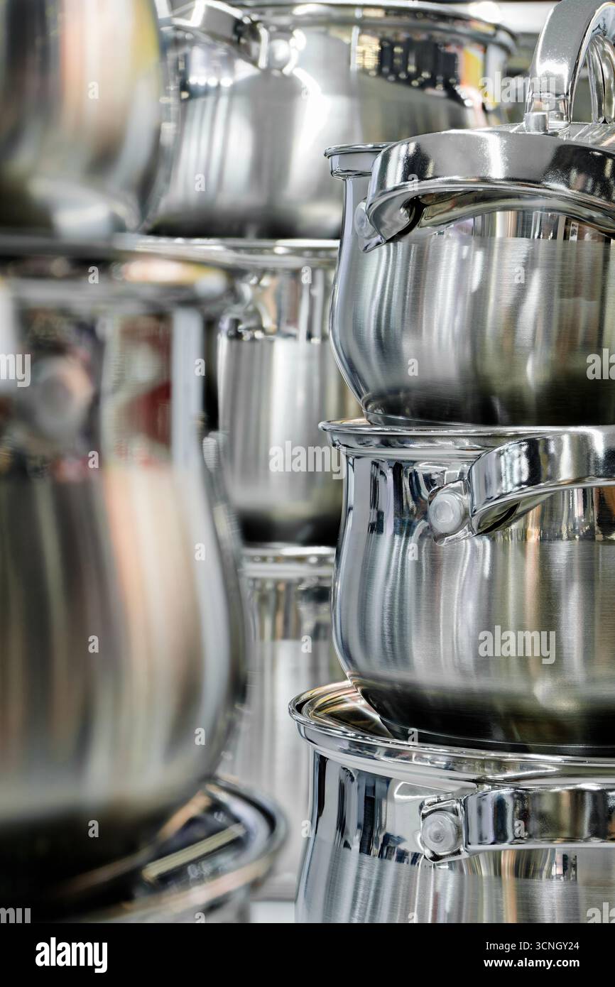 Viele Kochtöpfe aus Edelstahl, Nahaufnahme, abstrakter Hintergrund Stockfoto