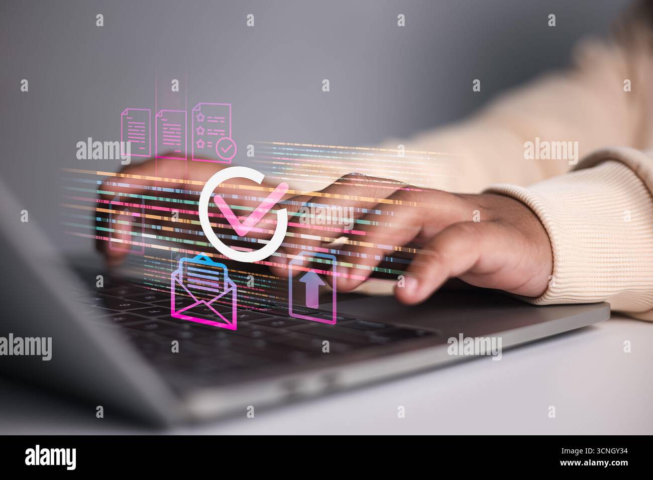 Nahaufnahme der Hände, die auf der Laptop-Tastatur mit leuchtenden digitalen Symbolen für E-Mails, Dokumente, Uploads und Häkchen tippen, die Online-Kommunikation darstellen. Stockfoto