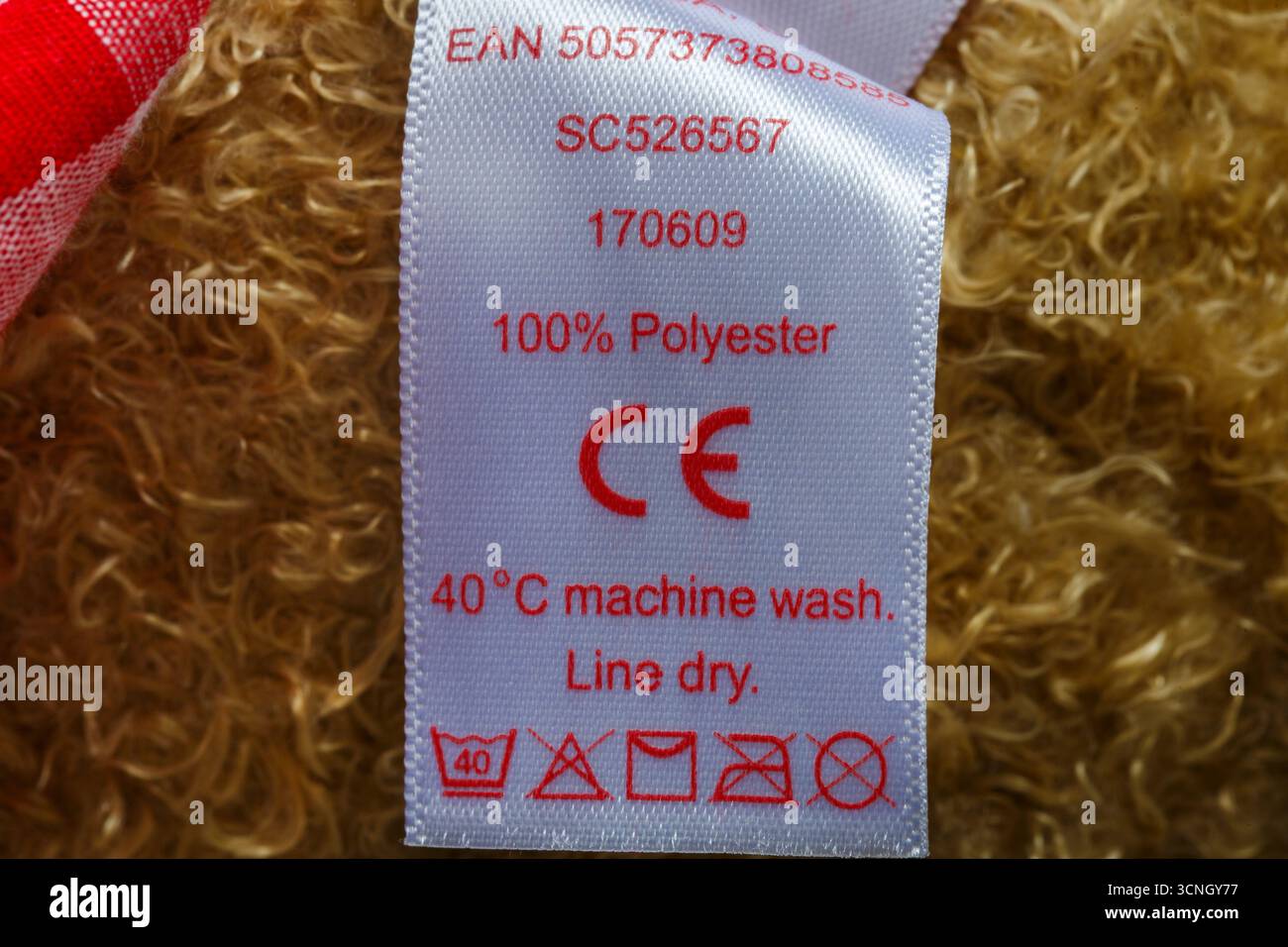 CE-Zeichen und Symbole für Reinigungsanweisungen auf dem Etikett des Teddybärspielzeugs Kuschelspielzeug aus 100 % Polyester Stockfoto