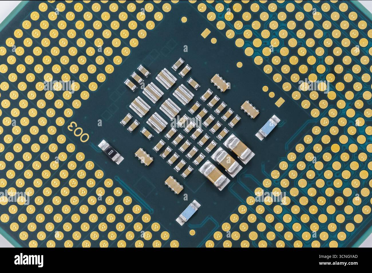 Zentraleinheit mit Goldkontakten und elektronischen Bauteilen. Draufsicht Stockfoto