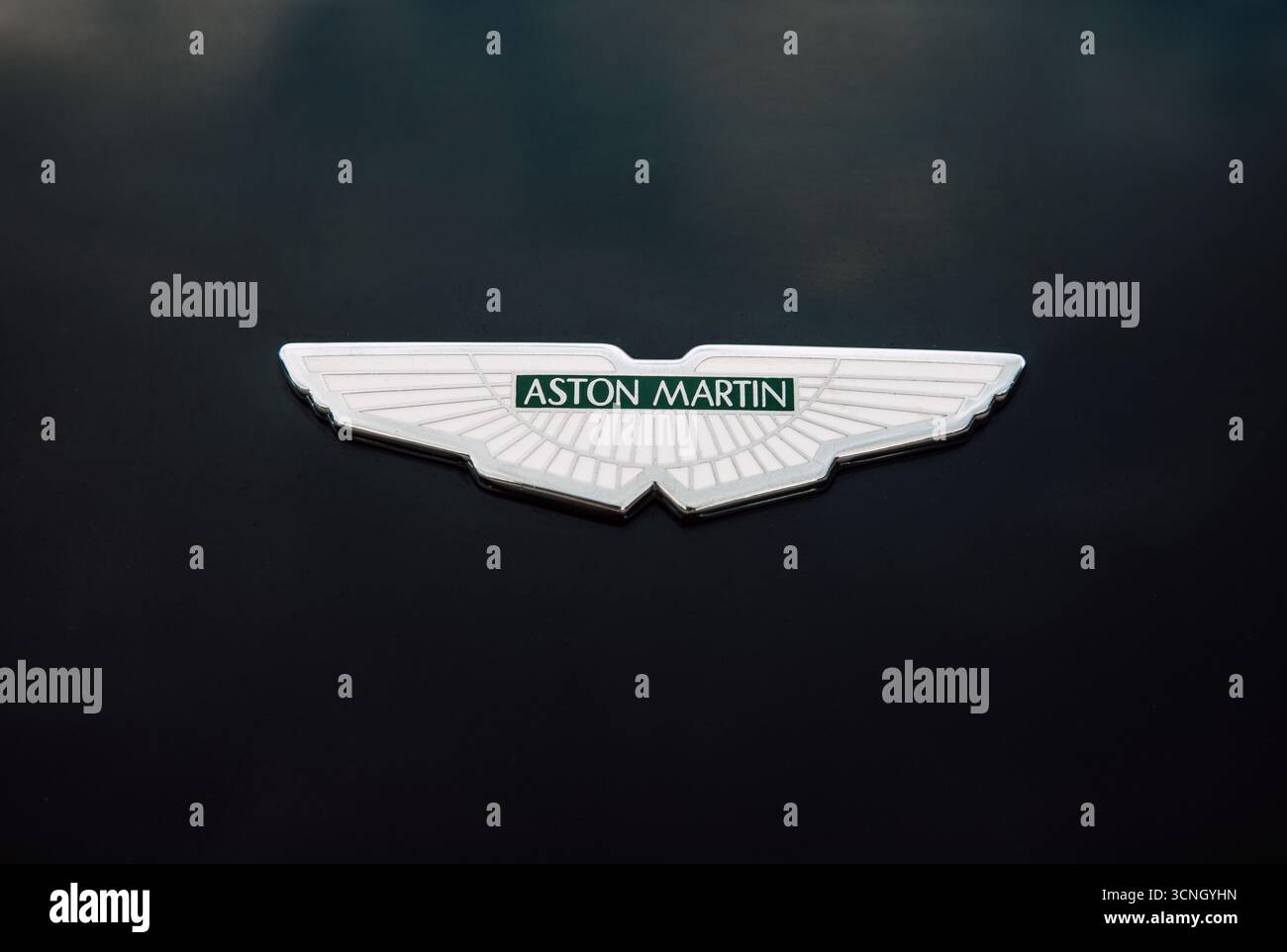 Vilnius, Litauen - 2025 17. 07.07.2017 - Aston Martin Emblem auf der Motorhaube eines schwarzen Luxusautos Stockfoto