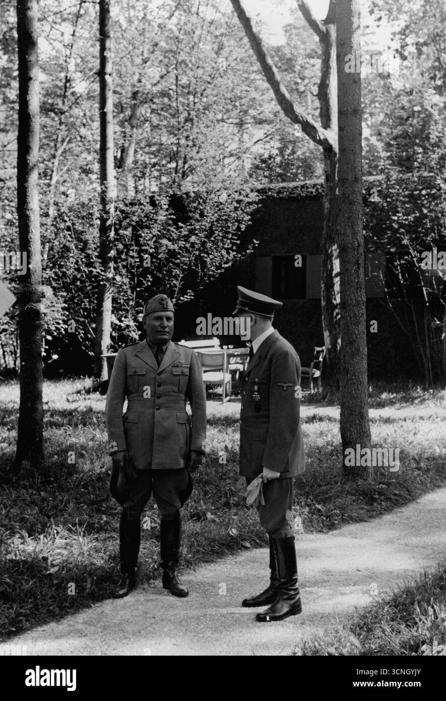 2. Weltkrieg: Adolf Hitler (rechts) und Benito Mussolini im Hauptquartier des Führers, 1941 Stockfoto