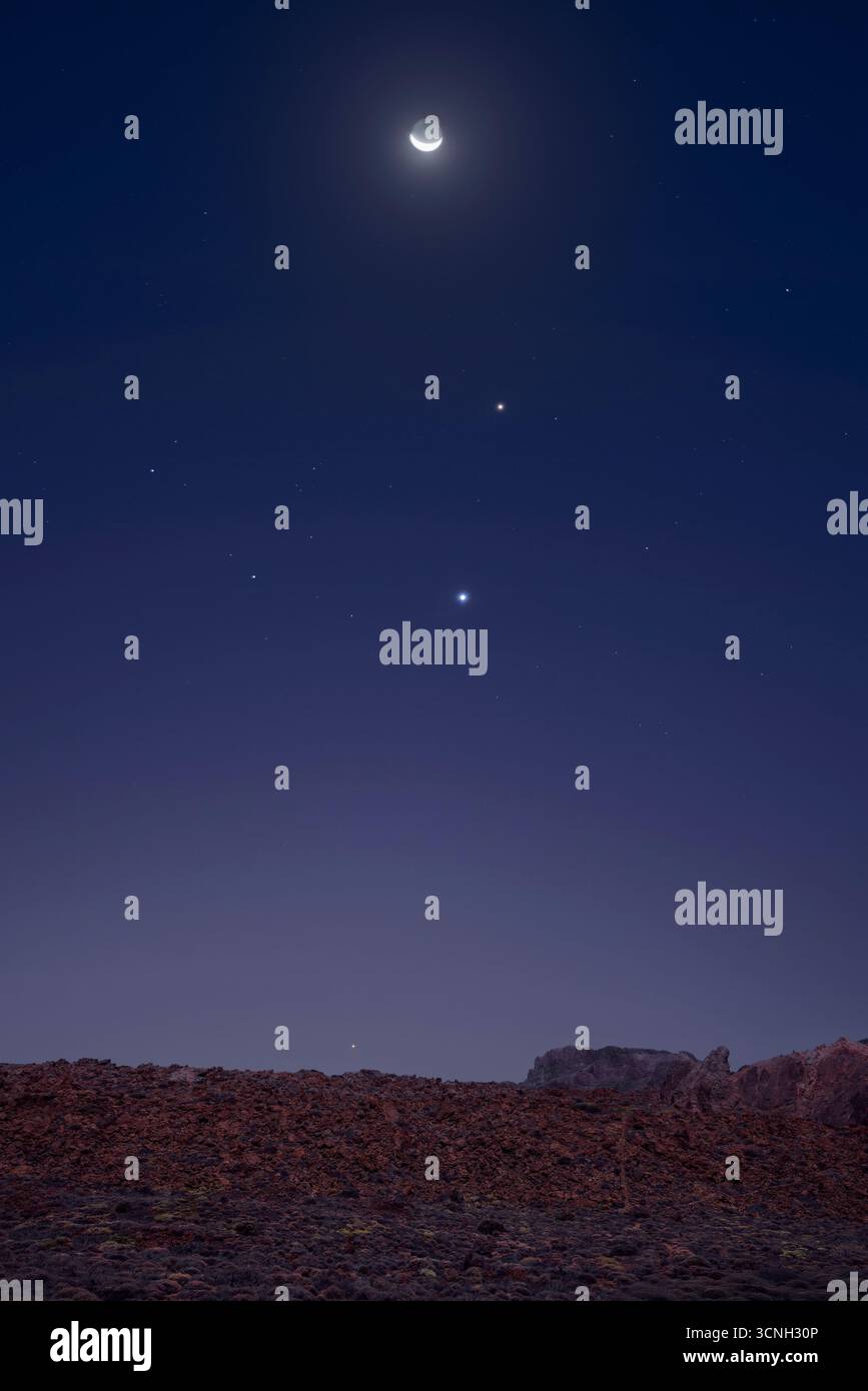 Der Halbmond, der Jupiter, die Venus und der Quecksilber liegen über Canadas del Teide und verzaubern den Nachthimmel auf Teneriffa, Spanien Stockfoto