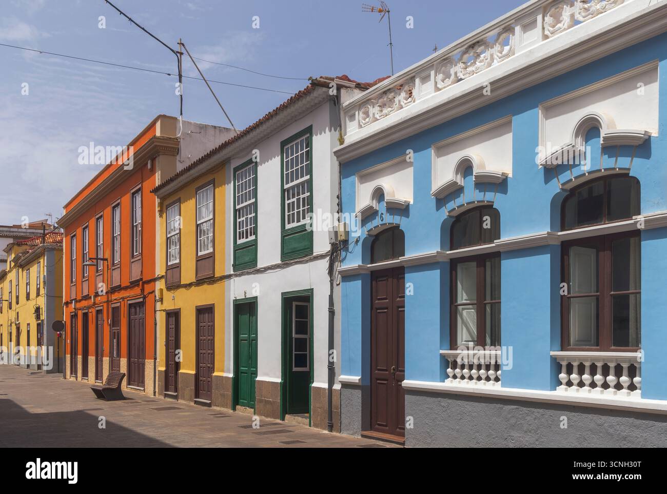 Erkunden Sie die pulsierende Architektur von La Laguna mit ihren eindrucksvollen Farben und der sonnigen Atmosphäre an einem malerischen Tag, Teneriffa Stockfoto