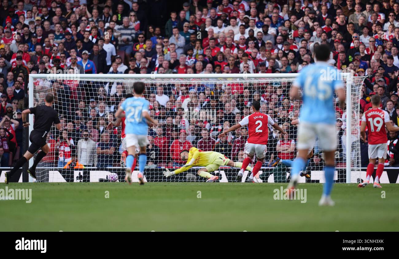 Arsenal-Torhüter David Raya reagiert, als Manchester City Erling Haaland beim Premier League-Spiel im Emirates Stadium in London das erste Tor seiner Mannschaft erzielt. Bilddatum: Sonntag, 21. September 2025. Stockfoto