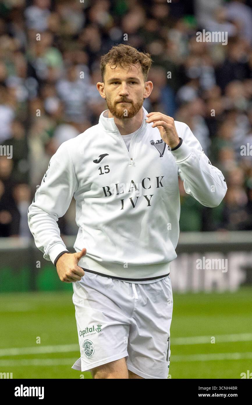 JACK IREDALE, professioneller Fußballspieler, spielt derzeit für den Hibernian FC. Bild, das während einer Aufwärmphase vor dem Spiel und einer Trainingssitzung aufgenommen wurde. Stockfoto