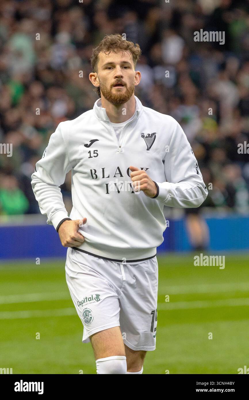 JACK IREDALE, professioneller Fußballspieler, spielt derzeit für den Hibernian FC. Bild, das während einer Aufwärmphase vor dem Spiel und einer Trainingssitzung aufgenommen wurde. Stockfoto