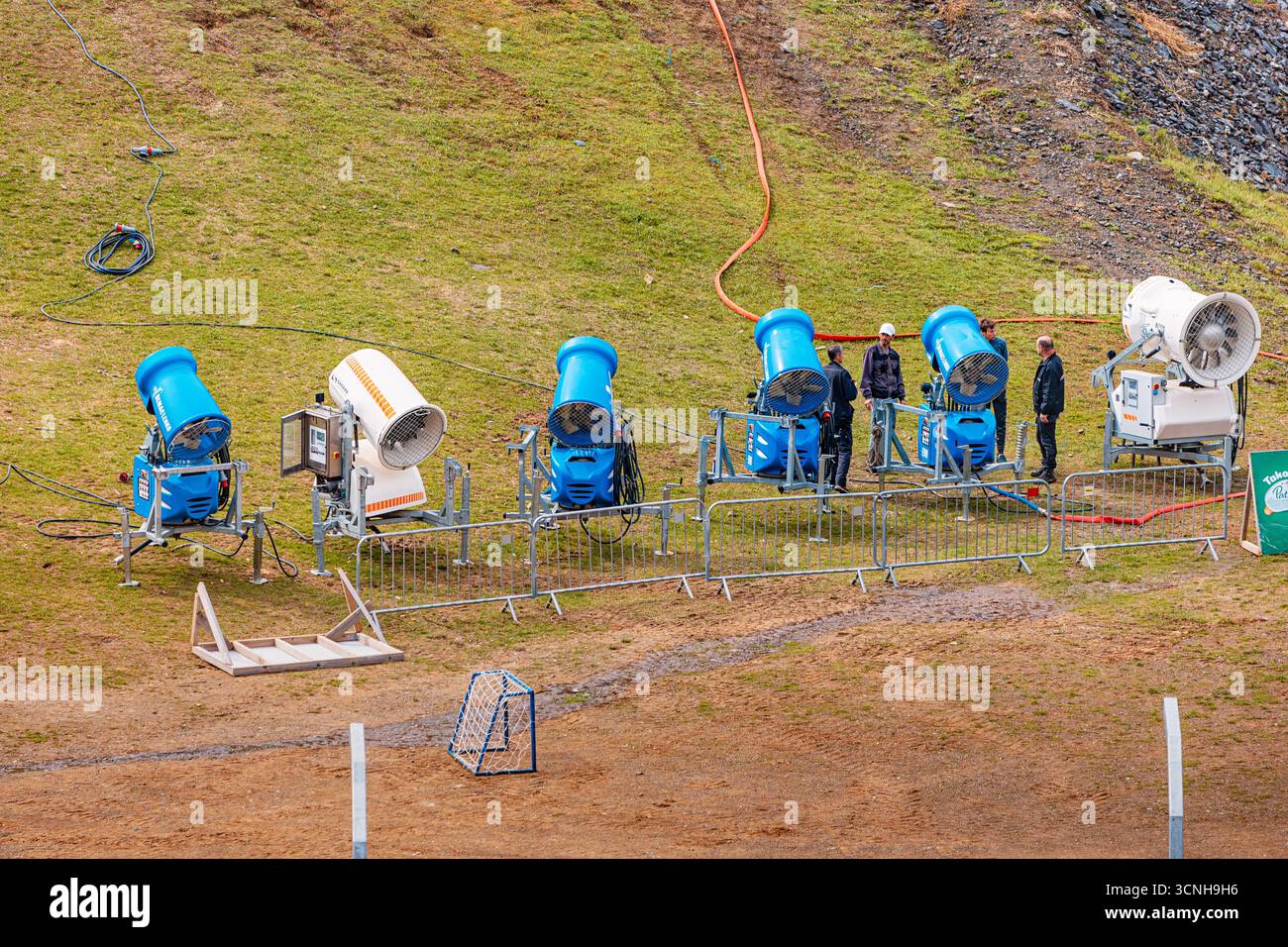 17. April 2025, Divcibare, Serbien: Schneekanonen, die bereit sind, die Pisten mit künstlichem Schnee zu bedecken und perfekte Skibedingungen zu gewährleisten Stockfoto