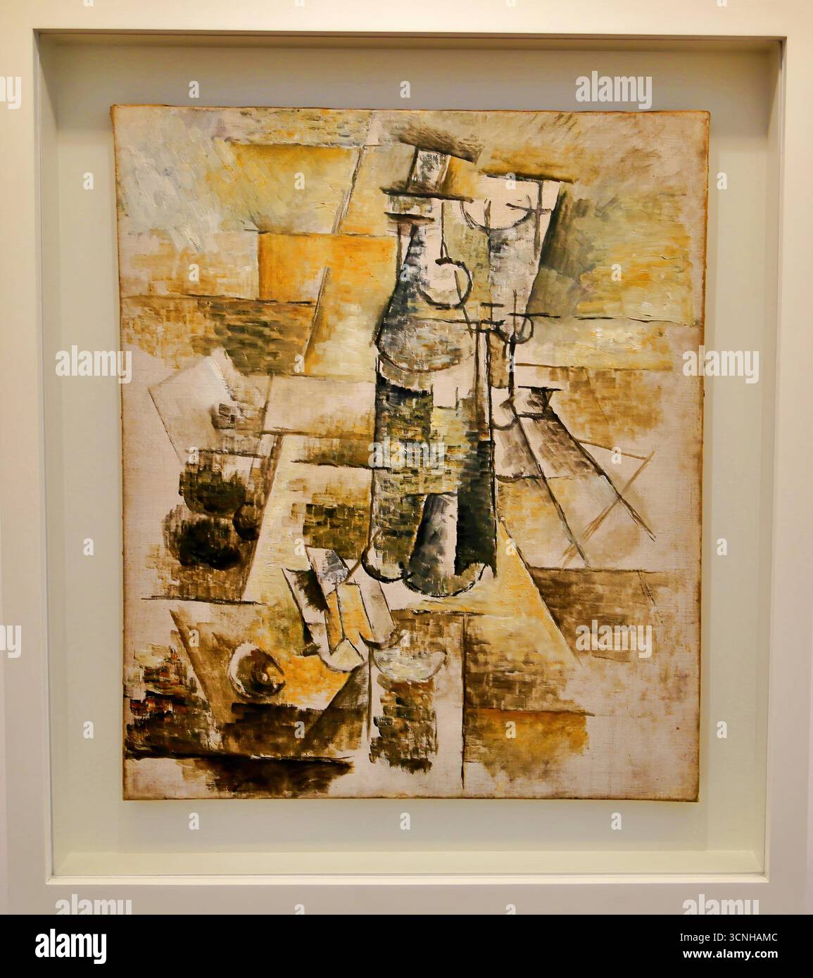 Georges Braque Flaschenglas und Apfel, Herbst 1910, analytisches kubistisches Stillleben mit gebrochenen geometrischen Formen und gedämpfter Erdpalette. Stock Vektor