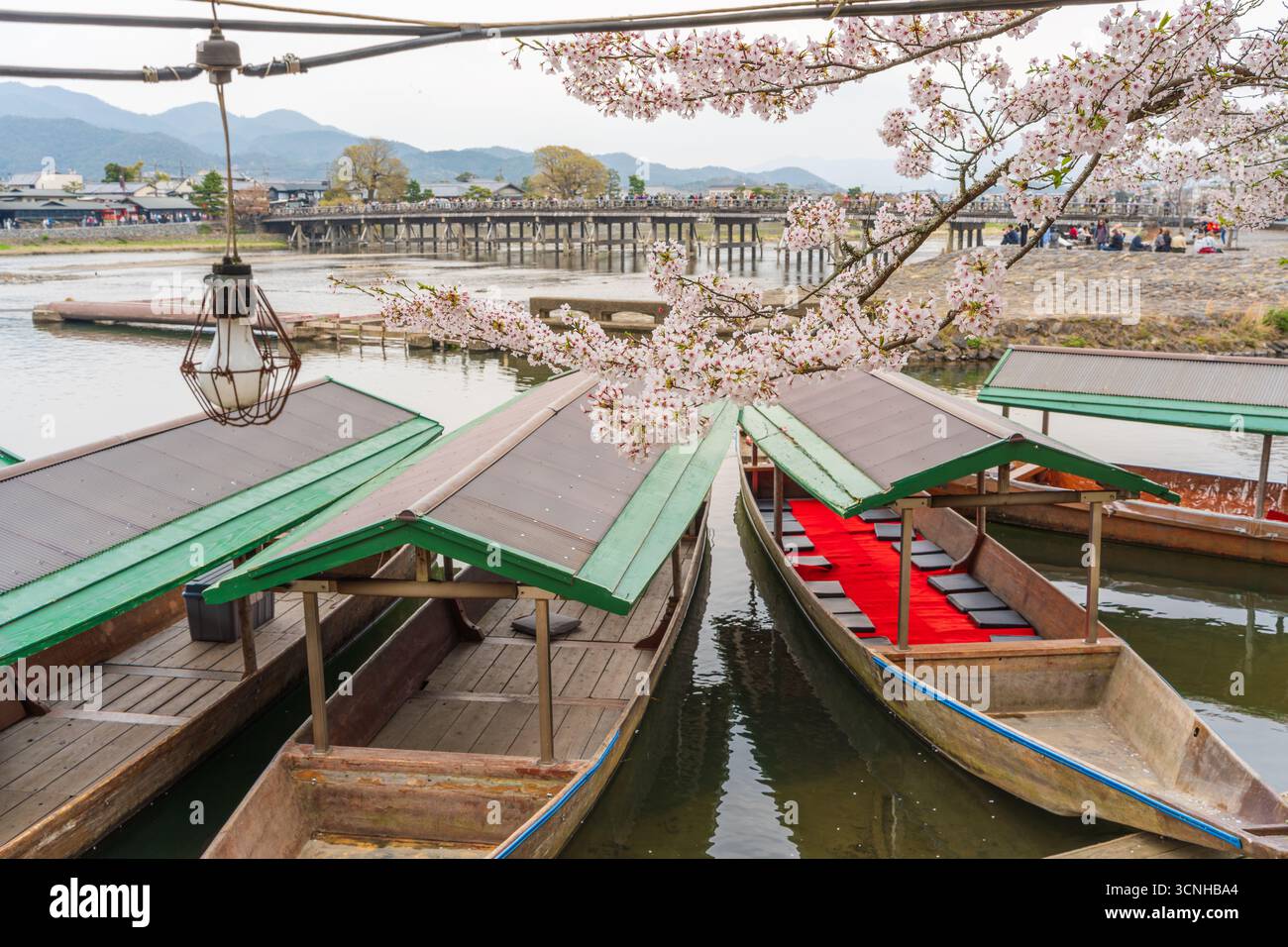 Traditionelle Yakatabune-Boote auf dem Katsura-Fluss in der Nähe der Togetsukyo-Brücke in Arashiyama. Kyoto, Japan. Stockfoto