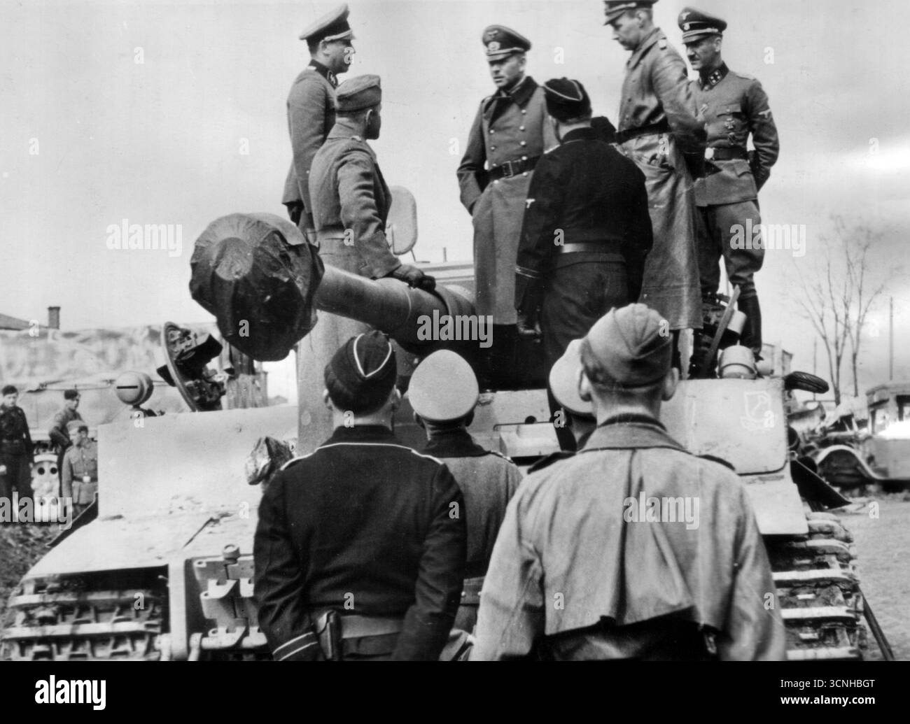 General Heinz Guderian (3. Von links) bei einer Inspektion an der Ostfront in der 1. Panzergrenadier-Division 'Leibstandarte SS Adolf Hitler' in Begleitung von Offizieren betrachtet den Panzerkampfwagen VI Tiger 'Tiger' Panzer, 1943 Stockfoto