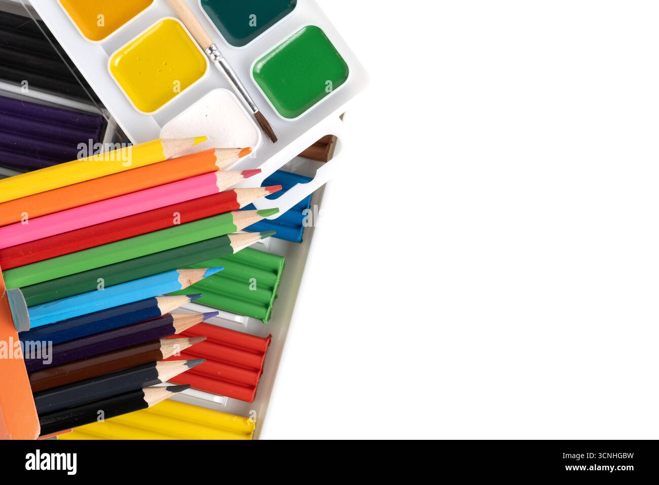 Farbige Bleistifte, Aquarellfarben und Plastilin-Ansicht von oben auf weißem Hintergrund Stockfoto