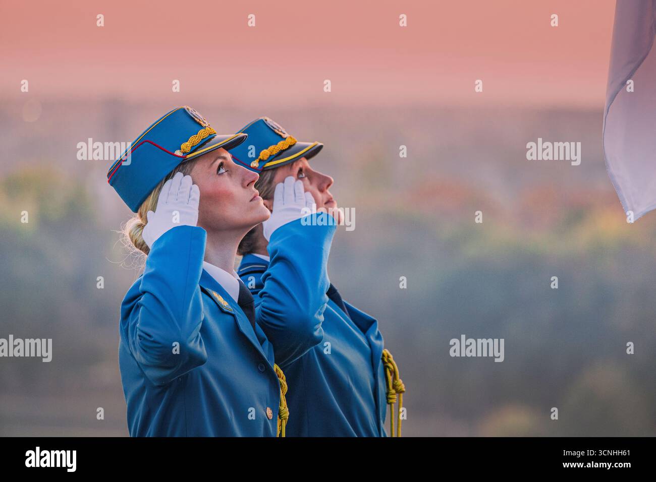 10. November 2025, Belgrad, Serbien: Frauen in Uniform, die während einer feierlichen Zeremonie im Freien einen Gruß aussprechen und bei Sonnenuntergang Respekt und Patriotismus zeigen Stockfoto