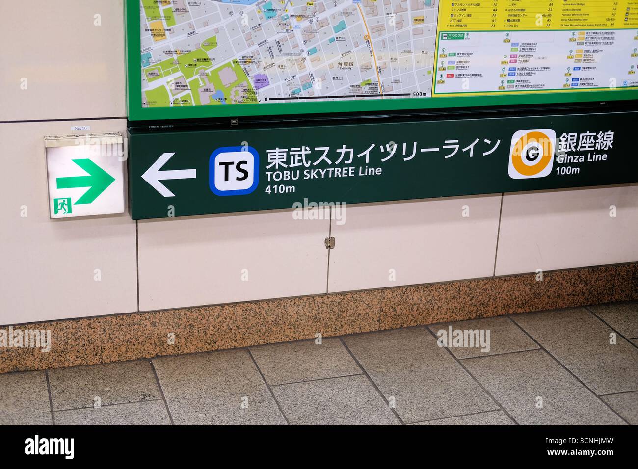 Tokio U-Bahn-Schild am Bahnhof Ueno, das den Fahrern in Richtung Ginza-Linie und Tobu-Skytree-Linie zeigt; U-Bahn-Information für Reisende; Japan. Stockfoto
