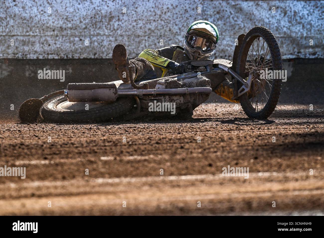 Pardubice, Tschechische Republik. September 2025. Ryan Douglas aus Australien fiel beim 77. Internationalen Motorrad-speedway-Rennen des Golden Helmet in Pardubice, Tschechien, am 21. September 2025. Quelle: David Tanecek/CTK Photo/Alamy Live News Stockfoto