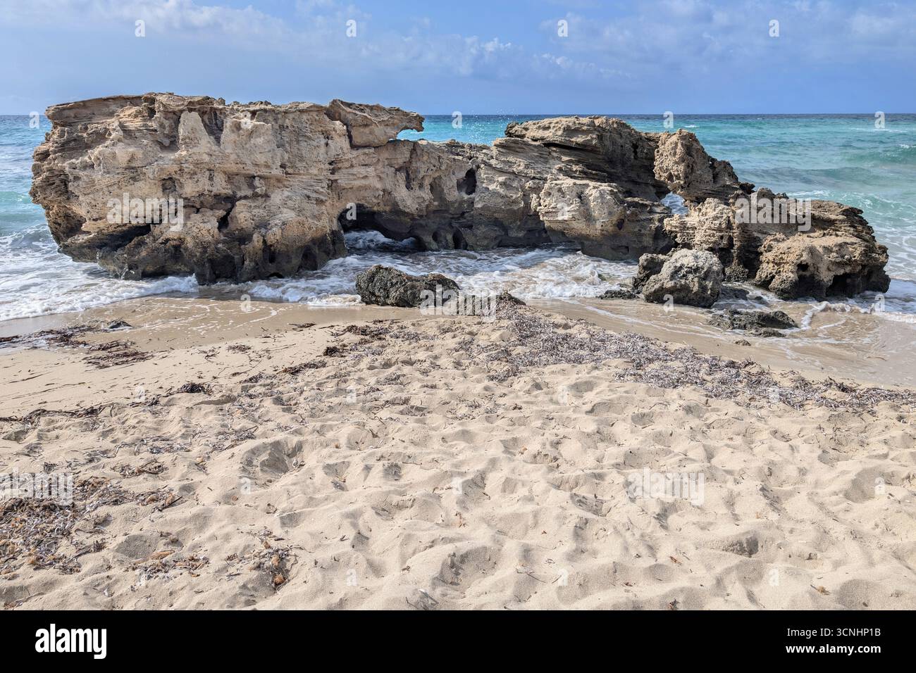 Pierced Rock am es Codol Foradat Beach, Formentera, Balearen, Spanien. Stockfoto