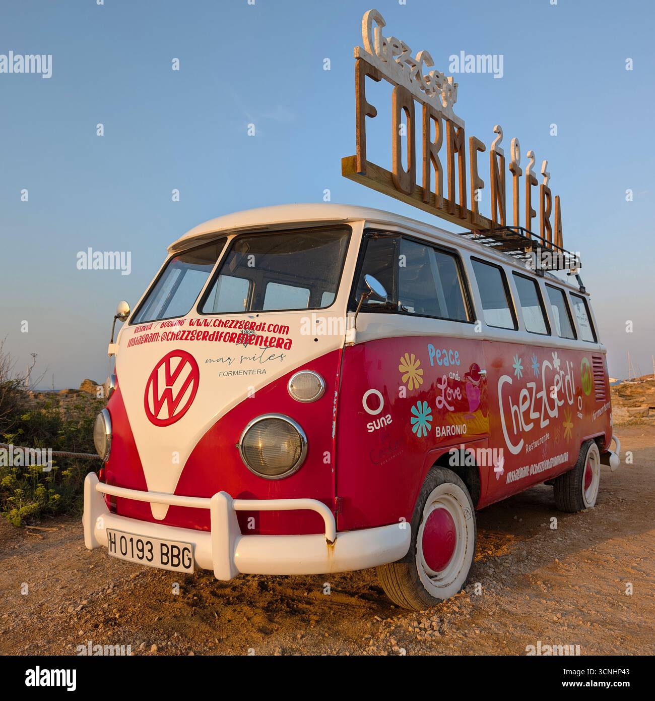 Formentera, Spanien - 23. September 2024: Klassischer Volkswagen Typ 2 Van vom Restaurant Chezz Gerdi in es Pujols, Formentera, Balearen, Spanien. Stockfoto