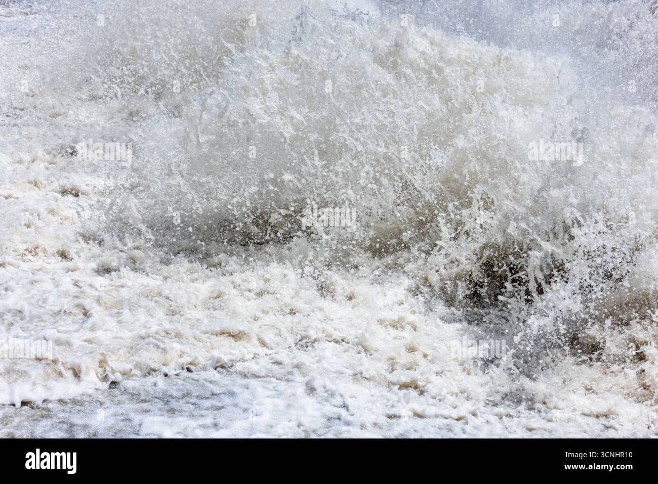 Kräftiges Wasser für einen spektakulären Spritzer im hellen Sonnenlicht. Vollbildansicht im Großformat. Stockfoto