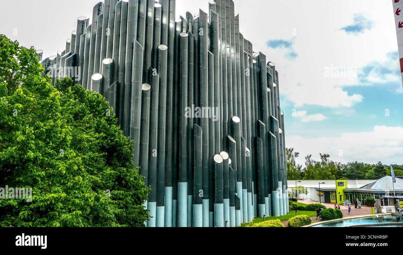 Moderne Architektur im Freizeitpark Futuroscope in Frankreich Stockfoto