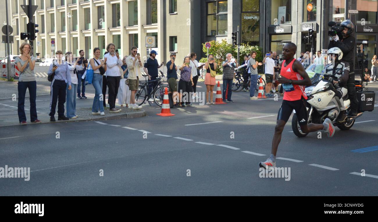 Berlin – 21. September 2025 – der kenianische Läufer Sabastian Sawe, Sieger des Berlin-Marathons 2025, führt das Rennen allein an der Front an. (Foto: Markku Rainer Peltonen) Stockfoto