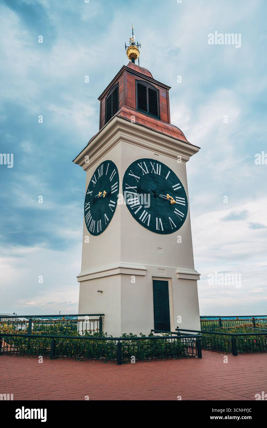 Der Uhrenturm der Festung Petrovaradin, eine berühmte Touristenattraktion und ein beliebtes Reiseziel in Novi Sad, Serbien. Selektiver Fokus. Stockfoto