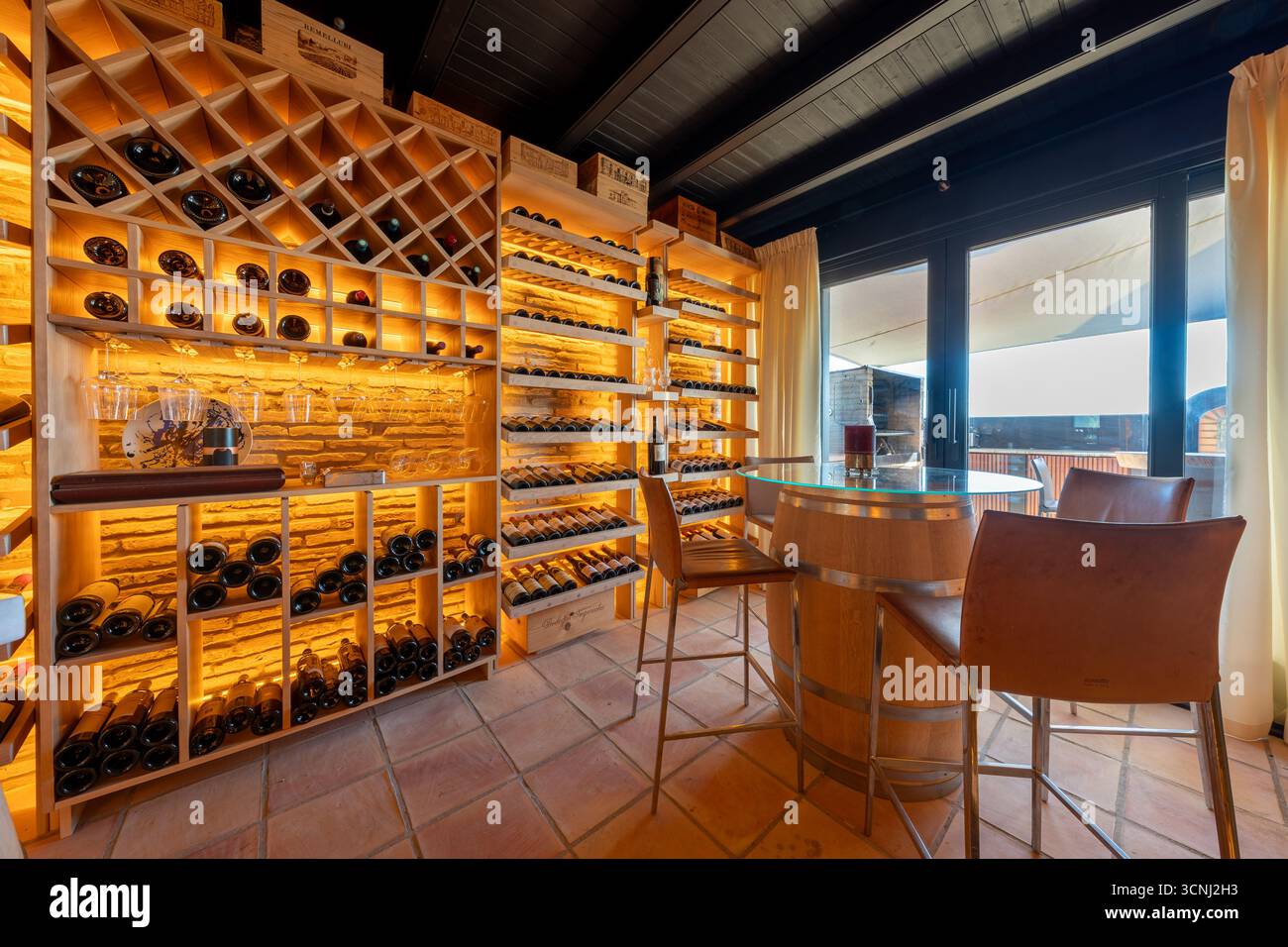 Ein Bild von einem luxuriösen, persönlichen, beleuchteten Weinkeller mit Wein und Champagner in einem Immobilienhotel Stockfoto