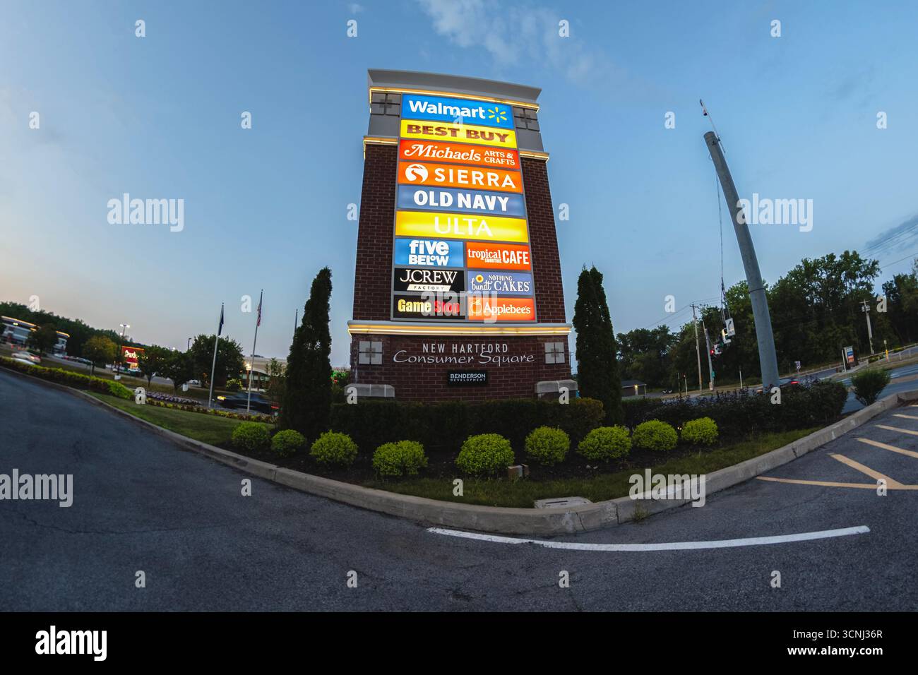 New Hartford, NY - 9. August 2025: Nächtlicher Fischaugenblick auf das Pylonschild am New Hartford Consumer Square Stockfoto