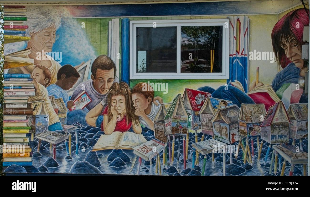 Ein handgemaltes Wandgemälde ziert ein Gebäude in Botwood, Neufundland Stockfoto