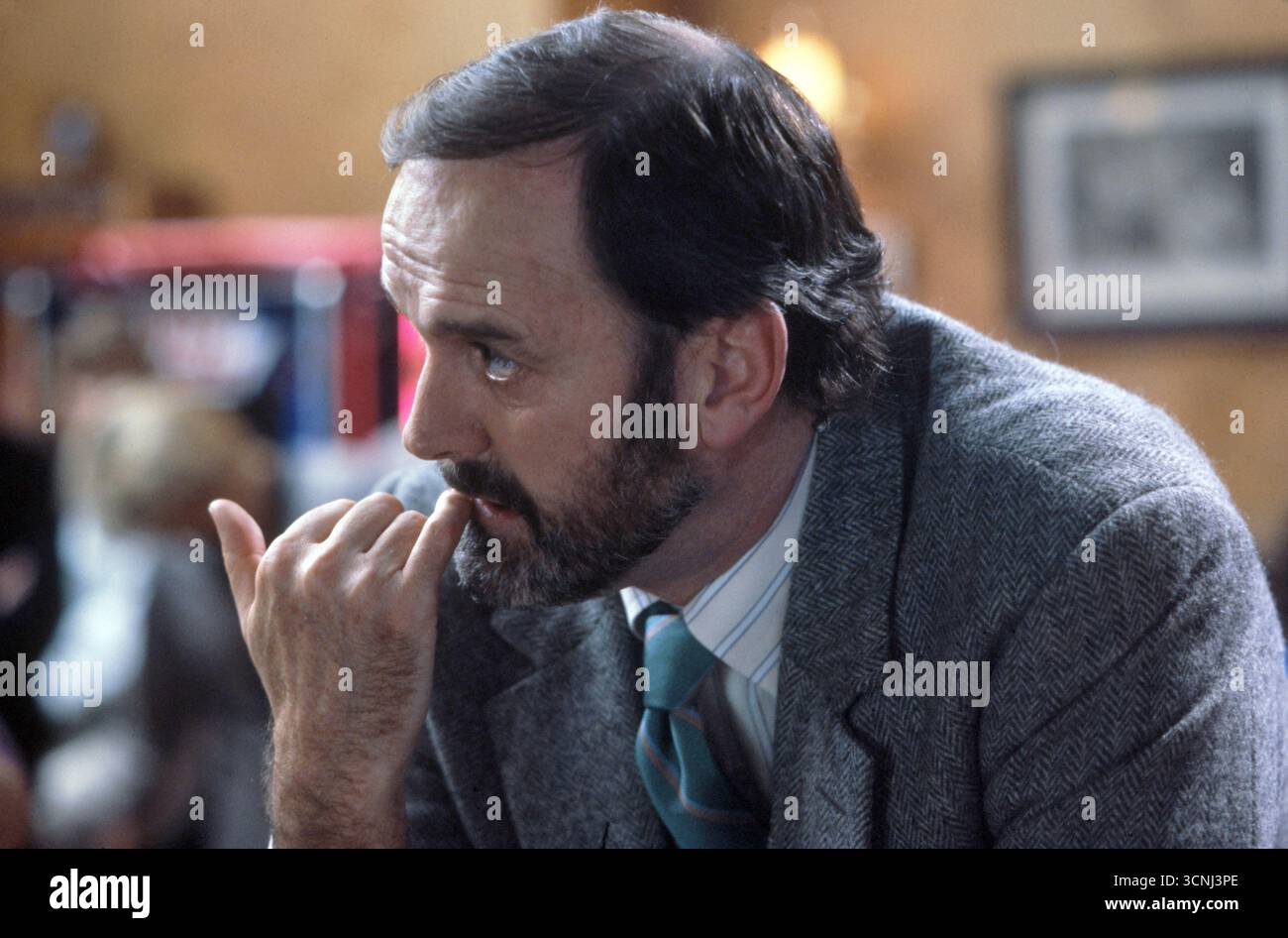 John Cleese Porträt auf dem Set des BBC-Werbespots, bekannt als Lizenzgebühr – Promotional Film, erstmals am 20. Januar 1986 ausgestrahlt. London England 1985 1980er Jahre UK HOMER SYKES Stockfoto