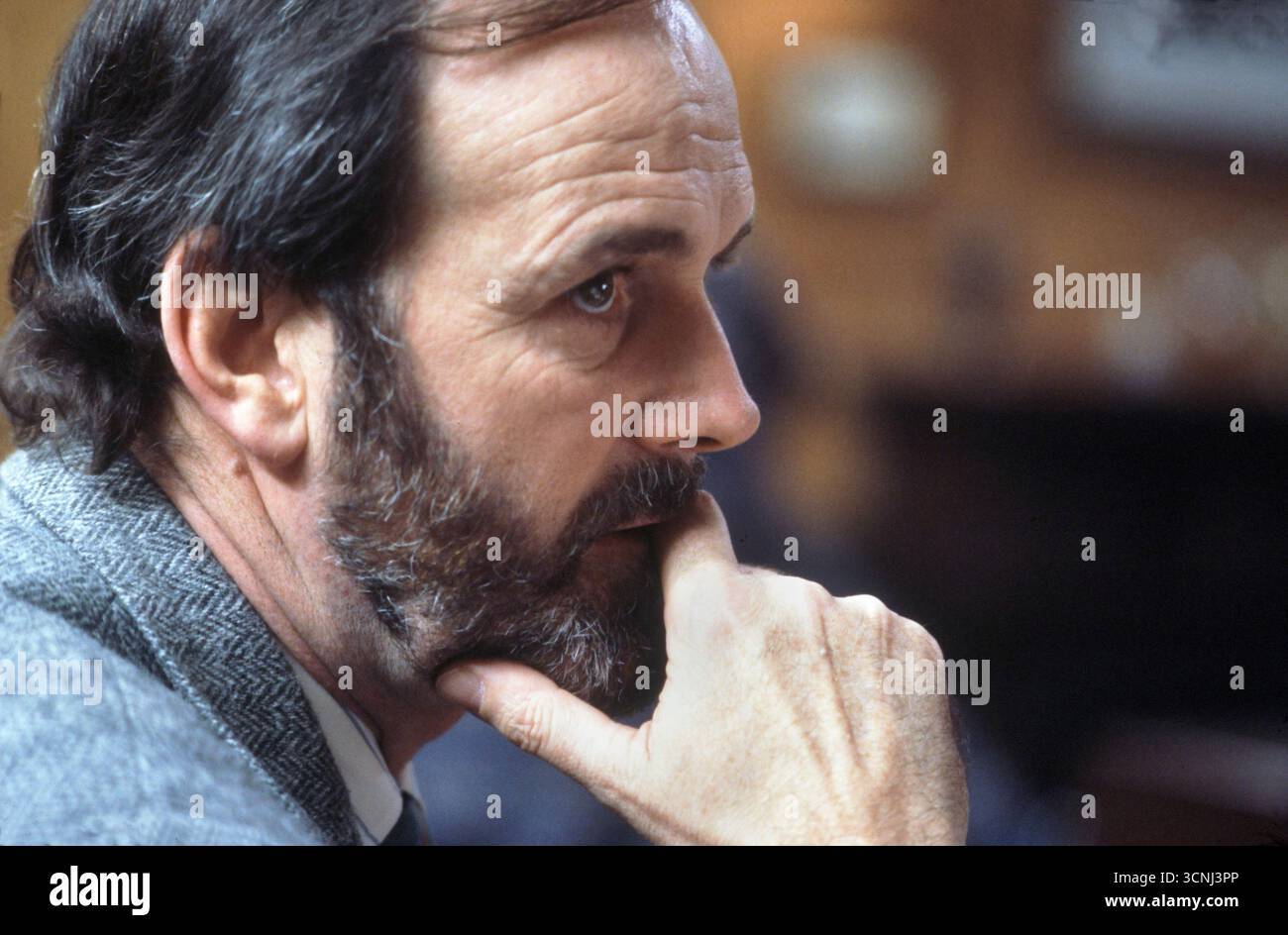 John Cleese Porträt auf dem Set des BBC-Werbespots, bekannt als Lizenzgebühr – Promotional Film, erstmals am 20. Januar 1986 ausgestrahlt. London England 1985 1980er Jahre UK HOMER SYKES Stockfoto
